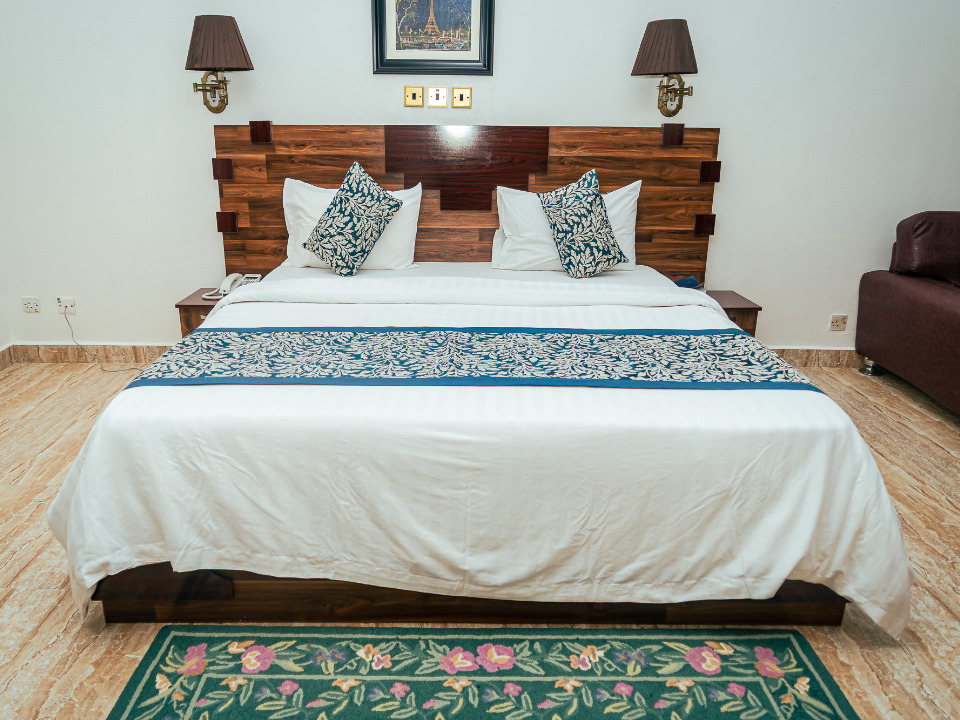 /web/uploads/116/Bougainvillea Hotel/room-photos/Deluxe Executive room/DELUXE-EXECUTIVE-ROOM_1.jpg